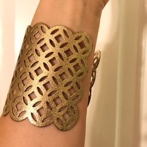 ⭐️ SALE ⭐️ 🆕 Stunning gold cuff adjustable